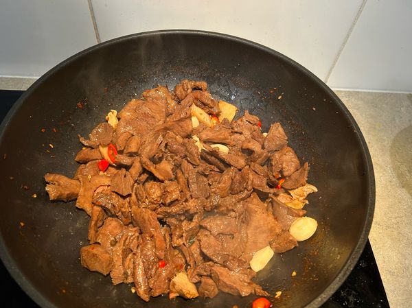 倒入預燙過的牛舌片