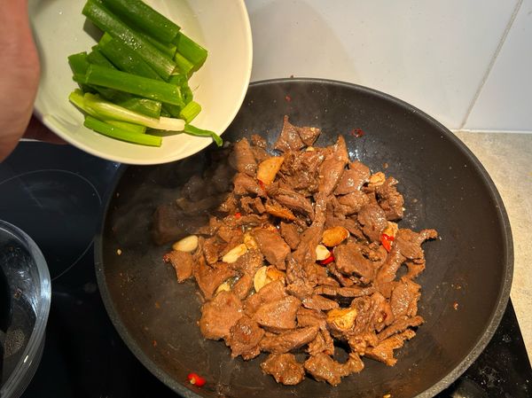 加入蔥段後拌炒幾下即可出鍋裝盤