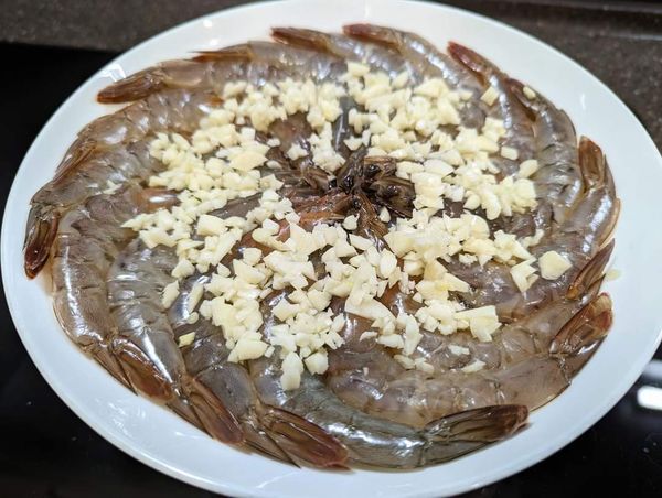 灑上大量的蒜碎、一點點鹽巴調味。