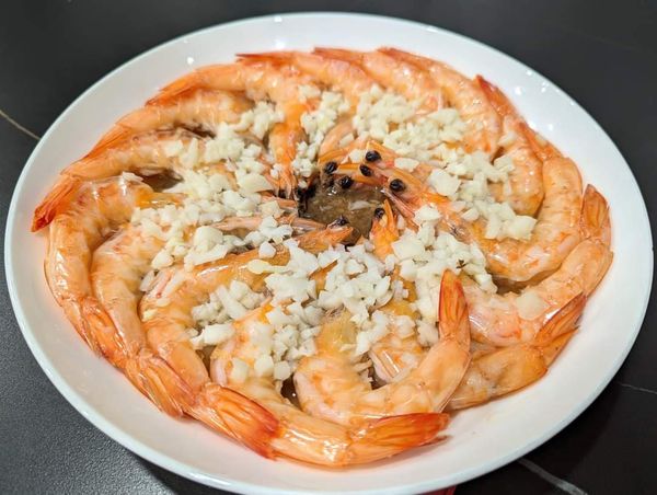 電鍋外鍋放入一米杯水，按下開關，等蒸氣冒出聽到水大滾後，打開鍋蓋放入蝦盤，蒸約7-8分鐘，將開關扳起，打開鍋蓋灑上蔥花，再燜30秒就完成囉！