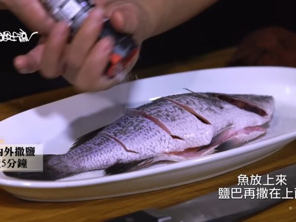 清洗魚，用紙巾擦乾淨魚肚內血水和內膜。用蔥薑水將魚均勻地過一遍，弄乾並且抹上鹽巴，讓它脫水（約5分鐘）去腥。