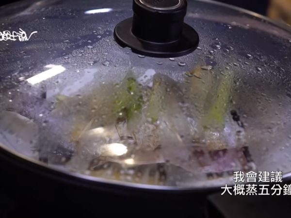 調好醬汁。魚擦乾切幾劃在魚身兩側。放入鍋內蒸五分鐘（不開蓋喔！）