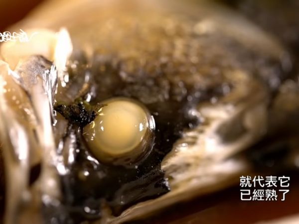 關火再悶兩分鐘。取出放上蔥絲，可淋熱油增加香氣。紅色🌶️也可切絲點綴。上菜！