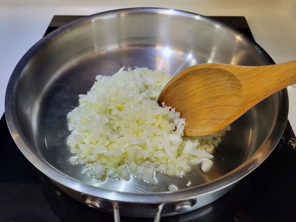 熱鍋加點油炒香蒜末和洋蔥末。