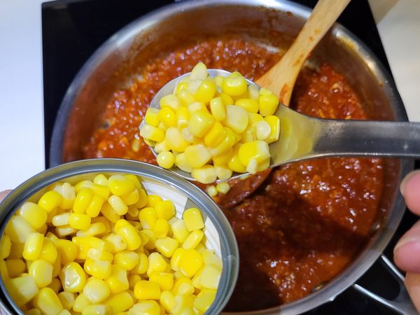 倒入玉米粒拌勻。