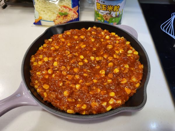 拿出烤皿，底部鋪一層醬再鋪薯泥堆疊再上層醬。