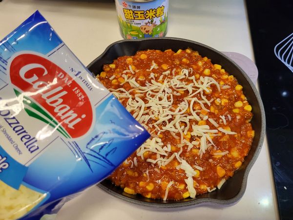 最後撒上起士絲覆蓋，用190度烤約10分鐘起士融化帶點金黃焦香即可。