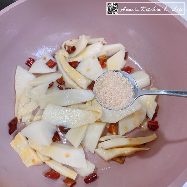 炒一下放入糖（我老公說這是好吃的重點🤣）