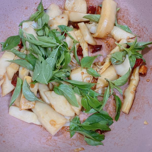 放入九層塔，快炒兩分鐘就可以上菜囉！