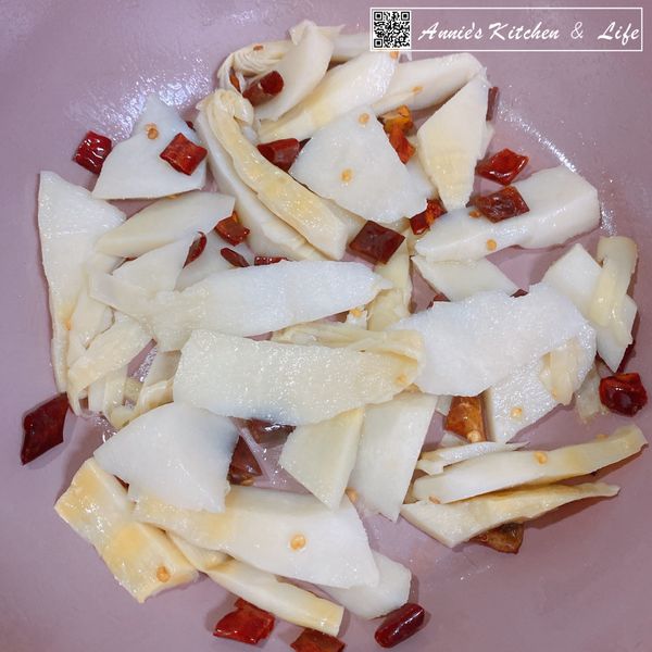 熱鍋放油，先把乾辣椒炒一下後，再放入竹筍