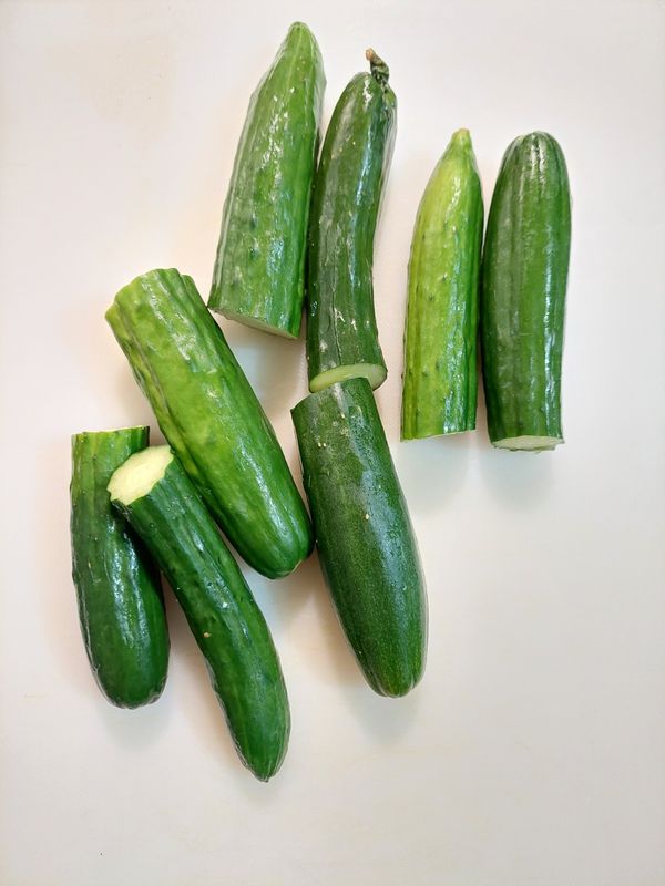 小黃瓜洗淨，直接整條醃漬（不要去頭尾、不要切開）