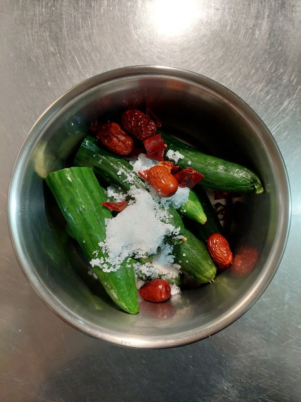 盆中加入小黃瓜、紅棗、乾辣椒、海鹽（鹽分為黃瓜總重5%）