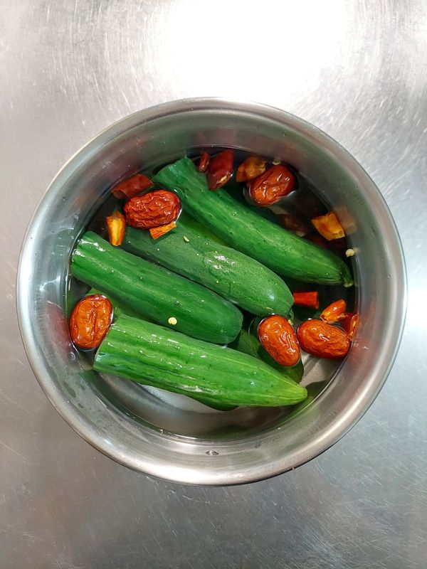 燒一鍋開水，沖入盆中並用重物壓住4~6小時