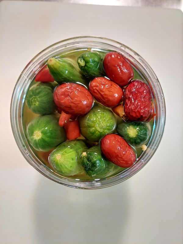 所有食材裝入泡菜缸裡（可以加一勺老鹽水），壓實後密封