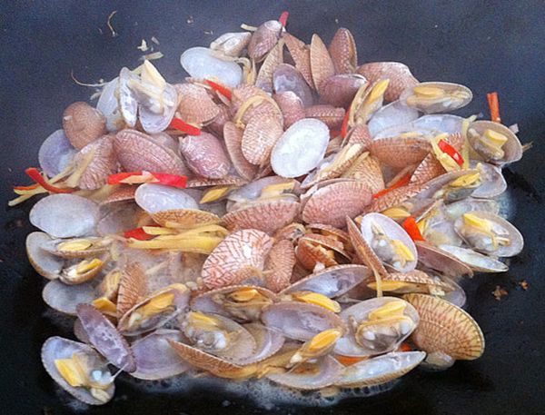 2匙食油蒜蓉爆香，倒入鹽，姜炒翻，再加入海瓜子，然后調大火鍋蓋起來。直到海瓜子開口即可。