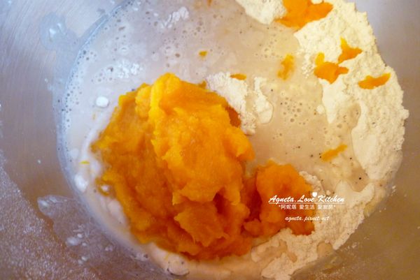 溫水、酵母和蜂蜜混合放置10分鐘(表面有一層泡沫表示酵母有活性)。除了南瓜皮和南瓜籽以外，全部材料連同作法1一同放入攪拌盆，攪拌成光滑的麵糰就好，不需要到薄膜階段。