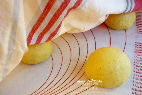 如果要加南瓜皮，在這階段可以放進去搓揉，融合後分成6個小麵糰，每個約重120g。蓋上擰乾後的濕布發酵約30分鐘。