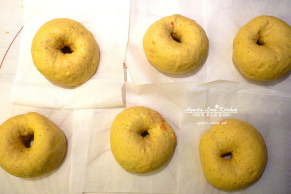 ＊ 做好貝果圈圈的時候，可放在剪成小塊的烘焙紙上面，下鍋煮的時候移動比較方便喔～