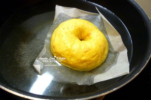 當發酵時間快要結束時，準備煮貝果的水，
   燒開後轉成中小火，把貝果放進去，兩面各燙30秒鐘撈起，
   所有貝果都一一燙好，放在烤盤上。