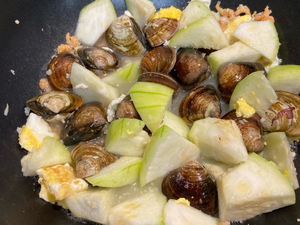 蓋上鍋蓋開中火使蛤蜊開口、絲瓜燜煮至熟