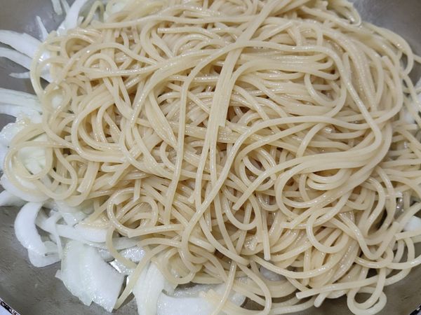 加入煮好的義大利麵條一起拌炒。