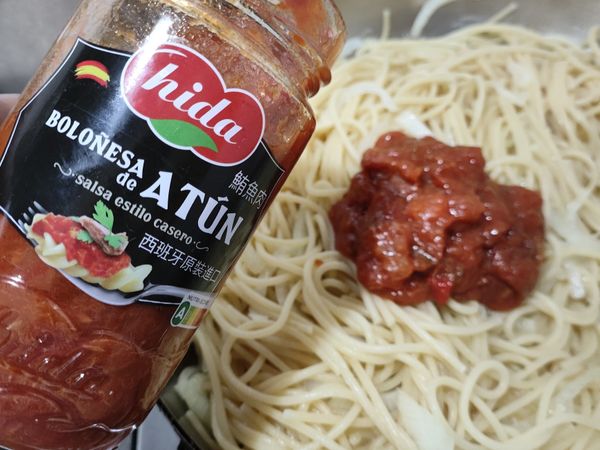 待麵條與洋蔥炒香之後，加入喜達番茄鮪魚醬繼續拌炒，這時候用拌炒的方式讓麵條能吸收番茄醬的香氣。整體如果太乾鍋，可以加少量的煮麵條水（含鹽巴鹹份，可以不用再加鹽巴調味）。