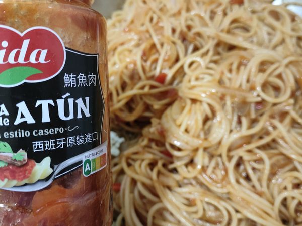 簡單拌炒就能炒出番茄鮪魚醬的香氣，這就是手工番茄醬最厲害的地方啦。