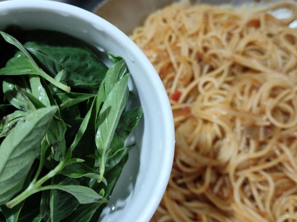 將羅勒洗淨，放進鍋中拌炒一下即可熄火盛盤。