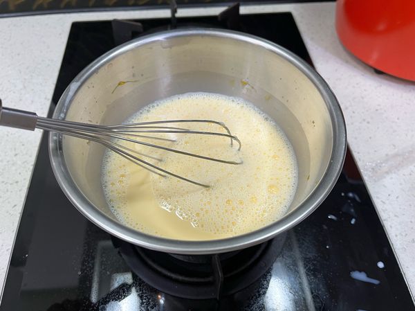 1、將牛奶、砂糖、煉乳加入鍋中，用打蛋器攪拌均勻，開小火，一邊攪拌，煮至糖溶化，此時溫度應該在30～40度左右，
2、加入打散的蛋黃，一邊煮一邊快速攪拌，煮至奶溫大約60～70度左右，關火。
3、加入泡好的吉利丁粉，攪拌至完全融化
4、加入香草精兩滴及鮮奶油，快速攪拌均勻。