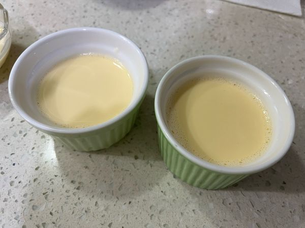 將之做好的布丁液倒入杯中。
布丁液上面的泡泡可以用湯匙撈掉。
待冷卻後放入冰箱冷藏4小時以上就完成了。