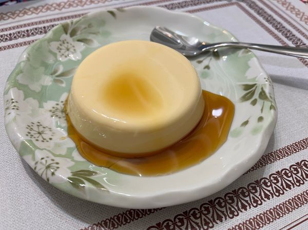 將完成的布丁倒扣於盤中，再淋上糖漿就可以美美的上桌享用囉！