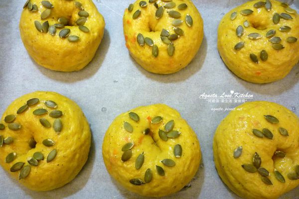 貝果表面灑上南瓜籽。以200度C烤20分鐘就可以出爐了。