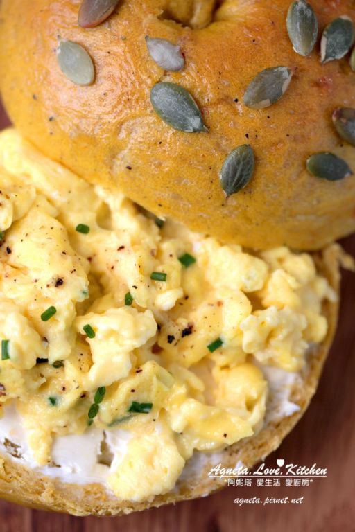 早餐夾個炒蛋就很美味～～～週末的早午餐就是這樣營養健康^^