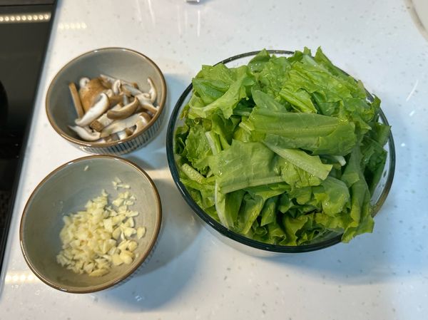 準備食材：蒜頭3-5顆、香菇5朵、A菜一包、鹽巴少許、香油少許