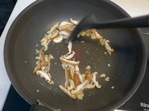 熱鍋下油蒜頭下去爆炒，加入香菇快炒約1分鐘