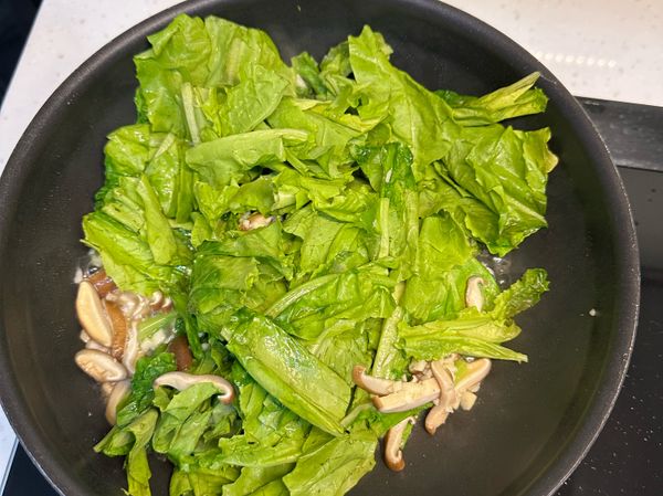 放入A菜快速翻炒約2-3分鐘左右，加入香油及鹽巴