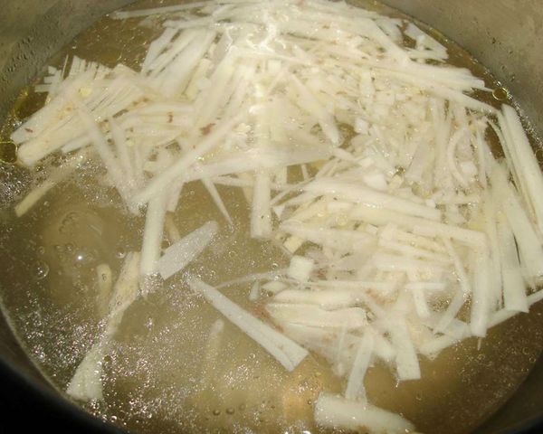 燒一鍋水，將柴魚花倒入熬煮成高湯，撈起後即可，再加入荀絲先煮15分鐘備用...