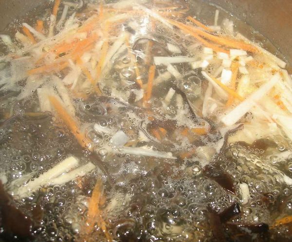 將木耳、紅蘿蔔加入煮3分鐘...