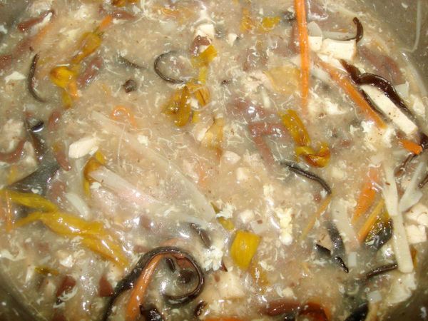 再加入豆腐、豬血煮3分鐘，最後起鍋前，打個蛋花，加入[調味料]、芶芡即可...