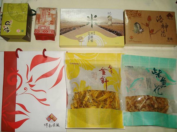 原色金針:1.產品經檢驗未驗出農藥殘留、2.原色(無硫)
3.純正東部在地農產品、4.口感鮮嫩，原色原味...
柴魚花:1.涼拌、高湯，烹調最佳酌料。2.不含任何化學防腐劑，是自然的營養食品。3.食用簡便且多樣化，隨時享受東部海洋風味。....洛神花蜜餞: 洛神花又名紅角葵，屬錦葵科為一年生草本植物，洛神花蜜餞係採用新鮮、衛生之洛神花萼片，與蜂蜜、砂糖、鹽等直接煉製而成，味道酸甜似初戀的滋味，色澤瑰麗自然，風味絕佳，是媲美蔓越莓的最佳食品。