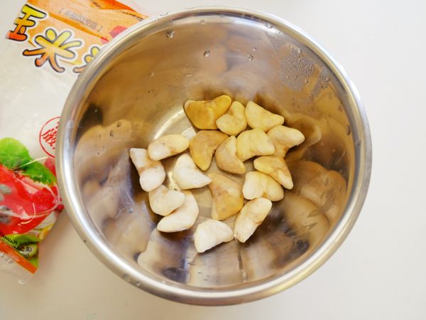 將菱角放入電鍋以一杯水的時間加熱蒸熟。