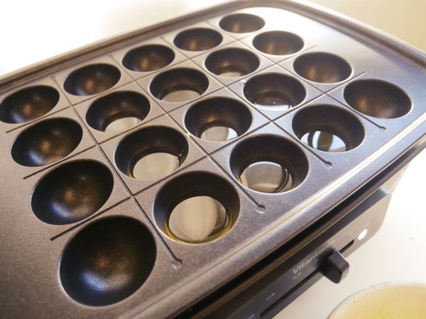 電烤盤內倒入約1/3的沙拉油加熱。