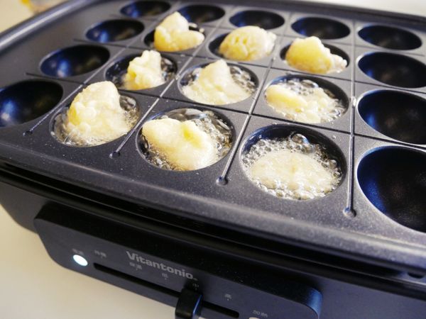 菱角裹上麵糊後放入電烤盤油炸至兩面金黃即可。