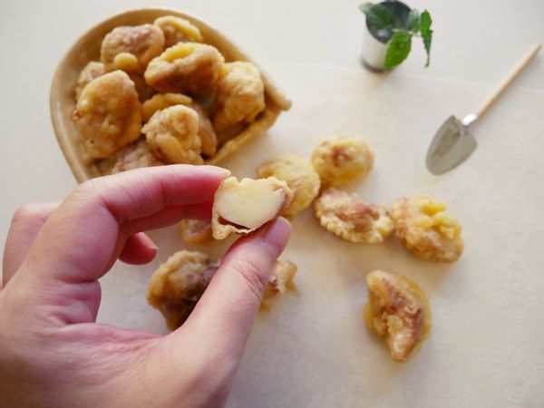 炸菱角酥外皮吃起來酥脆、裡面鬆軟又香甜！！而且用電烤盤省了好多油（笑）