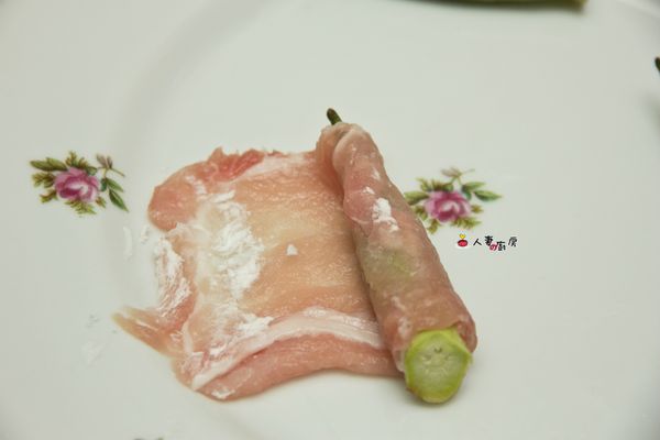 將秋葵洗淨後，再把肉片攤開，然後小心的將肉捲起，太大的捲到裏面，結束尾點一些太白粉固定用。