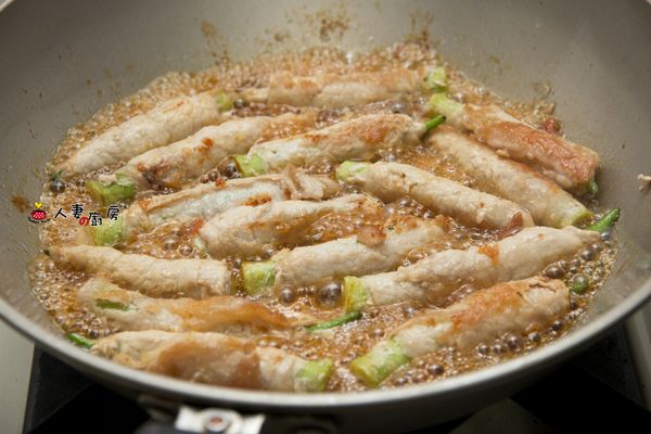 續油鍋，放入大蒜末炒出香味，再加入調味醬料，然後把煎好的肉捲放入燒至入味（注意不要燒到秋葵變黃了）水份有收乾一些就好。