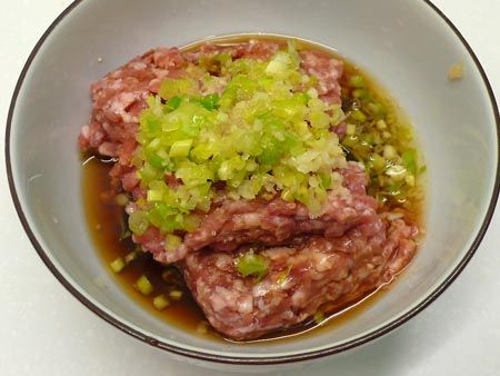 蔥薑切末，(或泡水抓出蔥薑水)