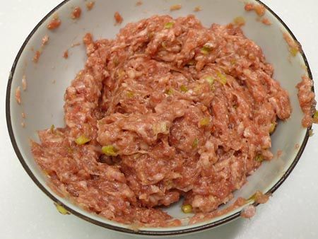 將(肉丸) 絞肉與調味料拌勻，加水1/2杯，順同一畫圓方向攪拌至水份完全被吸收，同時出筋(黏性)