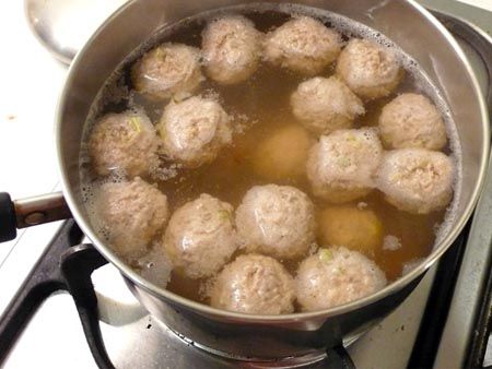 小火燒煮 (不一定要沸騰，熱水即可將丸子定型)，將浮起的丸子撈出後繼續煮新丸子。