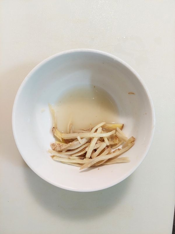 加食鹽、米酒抓捏出汁水